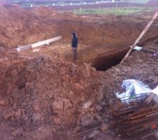 Le trou est fait, preparation de la ferraille pour ensuite couler le beton pour le radier