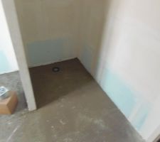 Chappe de la douche avec la pente et l'&eacute;vacuation au sol pour la douche italienne