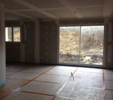 Installation de l'isolation pour le chauffage au sol