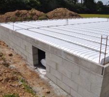 Mur de soubassement, acc&egrave;s vide sanitaire, hourdis polystyr&egrave;ne, &eacute;tanch&eacute;it&eacute; horizontale entre 4&egrave;me rang&eacute;e d'agglo et ceinture m&eacute;tallique.