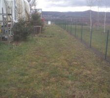 Acces au terrain 
le long du voisin et du commerce