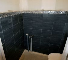 La frise chrome avant un dernier rang de carrelage