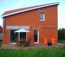 Face sud de la maison avec la terrasse finie