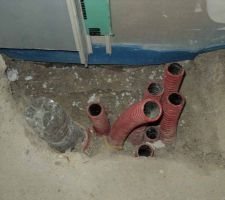 Trou fait dans la dalle pour faire resortir les fourreaux dans le garage ?