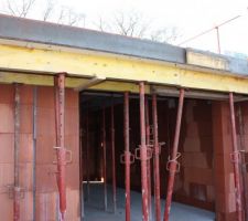 Avanc&eacute;e au-dessus de la porte d'entr&eacute;e et du garage