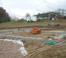 Le rang de moellons est termin&eacute;