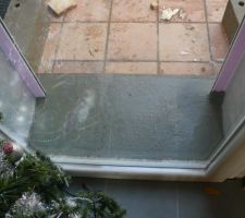 Seuil de la porte fenetre donnat sur l'arrière de la maison fait
