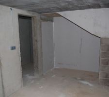 Sous sol, fermeture cage d'escalier.