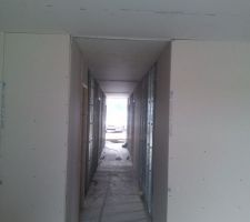 Le couloir qui desservira les six pi&egrave;ce de l'aile droite de la maison