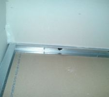 Les angles sont renforc&eacute;s en reprenant le rail de l'autre mur