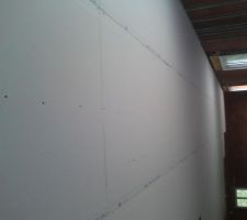 Les plaques du plafond en place