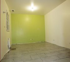 Mis &agrave; part quelques menues d&eacute;coupes, le sol de la cuisine est carrel&eacute; ...