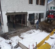 Les maçons avaient oubliés une petite ouverture pour un chassis fixe (à gauche sur la photos).... Maintenant c'est bon tout est ouvert? A droite la pelleteuse a l'oeuvre pour creuser la cave.