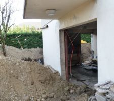La porte d'entrée envahie sous la terre de la cave