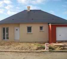 Maison terminée tres beau travail sur l'enduit belle couleur