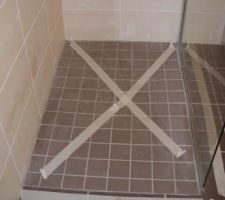 Douche a l'itallienne a refaire j'ai mis du collant pour que le carreleur qui a fait cela voit aucune étancheité carrelage coupée salemment elle devrait etre refaite j'ai hate
