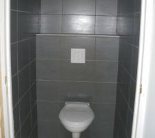 Pose de la faience de nos toilettes pas le meme que la salle de bain ici le travail a &eacute;te tres bien fait comme le garage