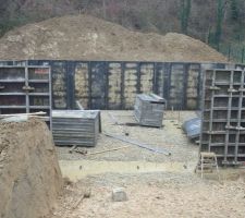 Montage des coffrages béton en cours