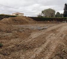 Les fondations ont été coulées le 24 décembre, jolie date! Les demeures du midi ont fait leur maximum pour couler les fondations alors que c'était le début de leurs vacances pour éviter que notre projet prenne du retard