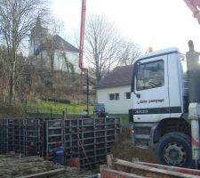 Coulage du béton des murs du garage