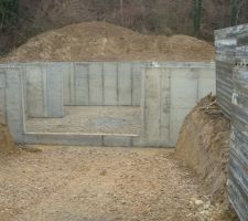 Murs décoffrés et propre. juste un bon décalage sur la descente de garage! a voir par la suite...!