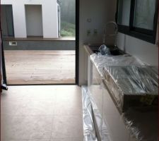 Perspective cuisine, terrasse, piscine et pool-house.