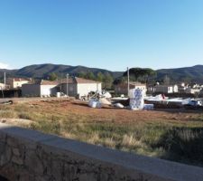 Depuis notre venue en aout cela construit autour(merci la belle soeur d'hyeres)