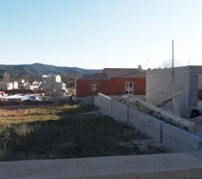 Bon eh bien maintenant on voit bien les limites de notre terrain