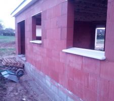 Pendant que d'autre couvre la maison, le ma&ccedil;ons avait presque fini la pose des seuils et appuis de fen&ecirc;tre.