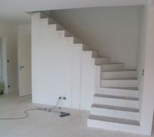 L'escalier de l'étage en cours de ravalement avant peinture.