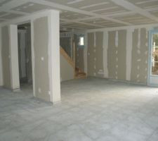 Pi&egrave;ce de vie avec le carrelage et l''escalier, les bandes sont en cours ^^