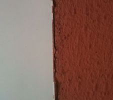 Fissure à la jonction du mur et de la porte d'entrée