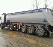 L'un des 3 camion qui nous a livré les 90 tonnes de GRH. Merci