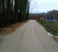 Fin du premier passage. Environ une dizaine de centimètres d'épaisseur sur 60 mètres (40 tonnes de GHR). On commence à voir le chemin d'accès.