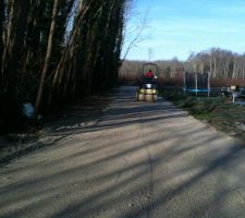 Un Dimanche matin, sur son compacteur avec ... . 

Non sans blague, reprise du compactage le dimanche matin pour que le chemin soit le plus tassé possible. !!!