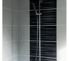 Fa&iuml;ences de la douche dans la salle d'eau