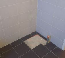 Emplacement de la douche avec r&eacute;servation pour l'&eacute;vacuation