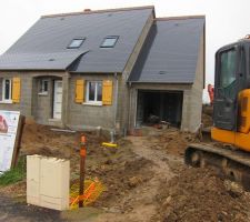 Réalisation de la tranchée de raccordement aux réseaux.