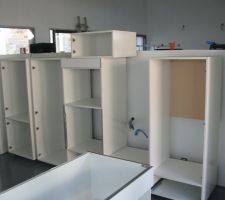 L'armoire de colonne contre l'escalier