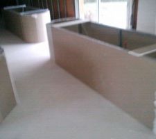 Voila les deux plan de travail et l?&icirc;lot central de la cuisine