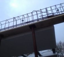 Pose du plancher en rive de la poutre en relev&eacute;e dans le garage