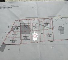 Voila notre terrain, le num&eacute;ros 4. Il fait 645 m2
C'est un terrain en drapeau.
Sur le devant se trouve la route et sur l?arri&egrave;re nous aurons vu sur un tr&egrave;s beau champs.
Notre maison sera mise en mitoyennet&eacute; du terrain 5, afin de b&eacute;n&eacute;ficier de la meilleur exposition et de ne pas perdre trop de terrain.
Nous mettrons la maison &agrave; 6 m de la limite avec le terrain 3 afin de pouvoir manoeuvrer avec les voitures.