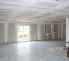 Vue du salon sur la sale à manger et la cuisine
