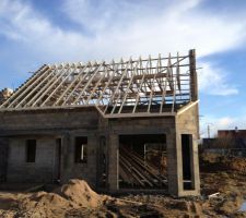 Pose charpente en cours, partie habitation