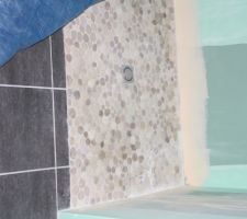 Carrelage SDB et galets douche
