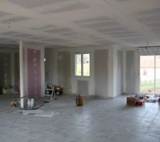 Vue sur l'entrée et le salon