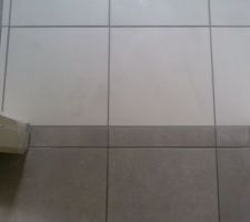 Jonction du carrelage de la sdb et du d&eacute;gagement.