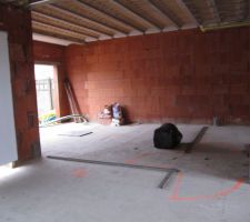 Vue salon sur porte d'entree, placard entr&eacute;e, porte menant au celier, wc et garage