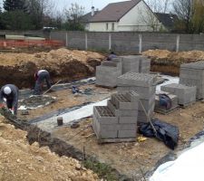 Les fondations ont été coulées, et on démarre l'élévation du vide-sanitaire.