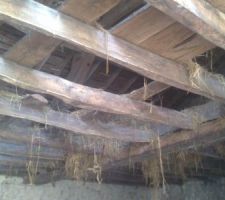 Etage de la petite grange. On tombe la paille puis le plancher.